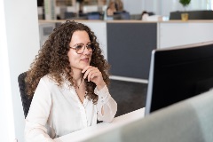 medewerker_factor_aan_het_werk_achter_pc